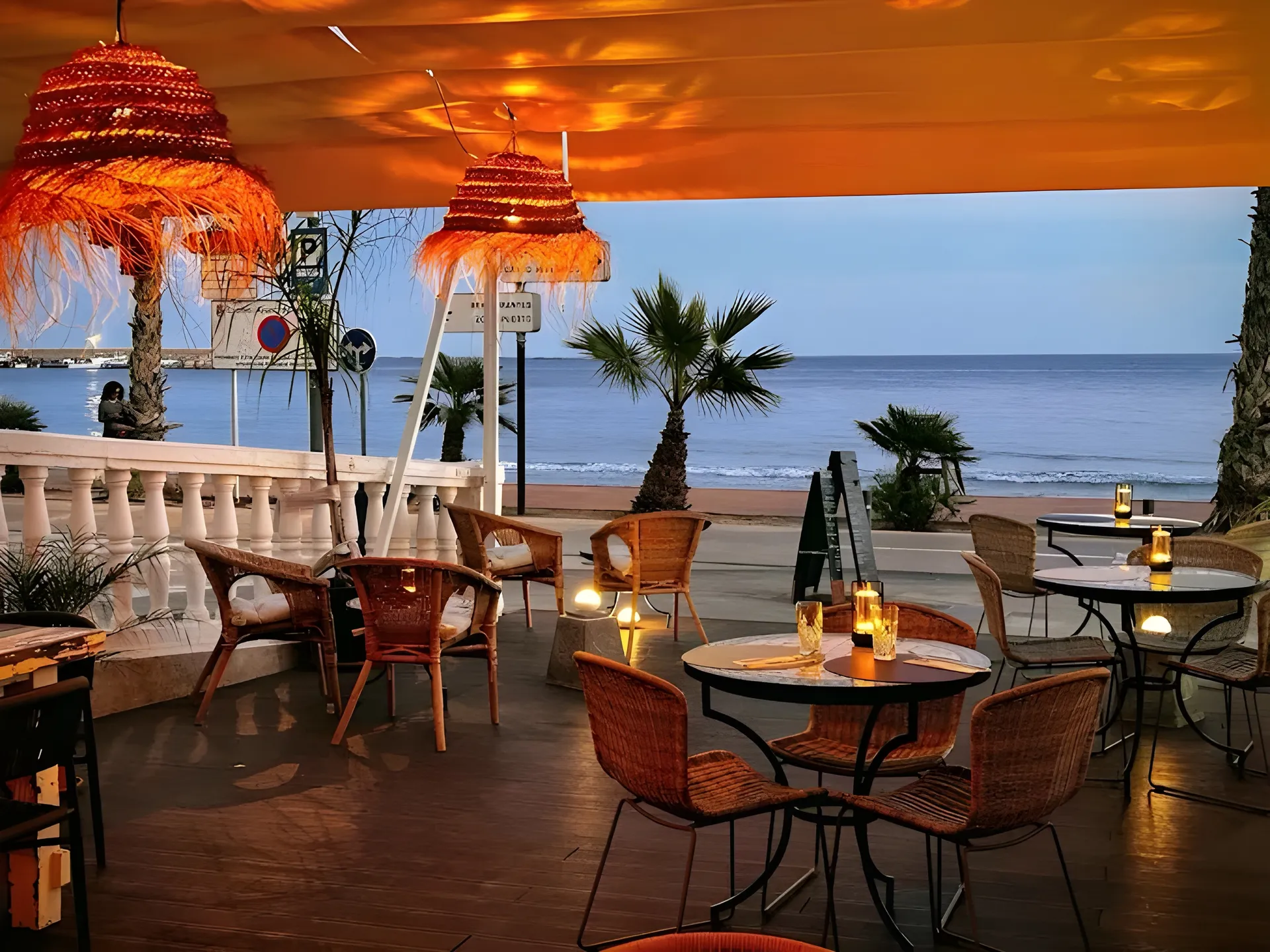 Deck de The Bali Blue al atardecer, frente al mar de Villajoyosa